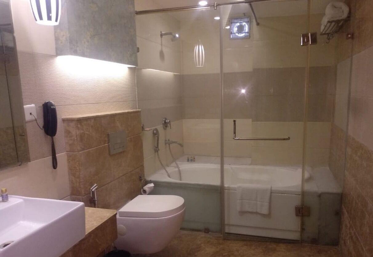 Bathroom 4, Hotel Windsor Heights, Gurgaon