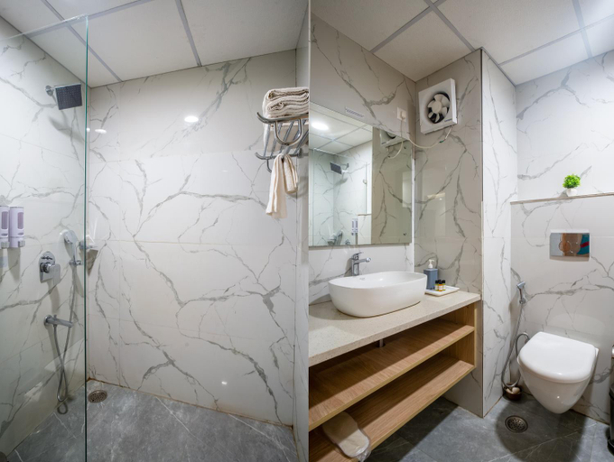 Bathroom 5, Royal orbit Hotel, Delhi