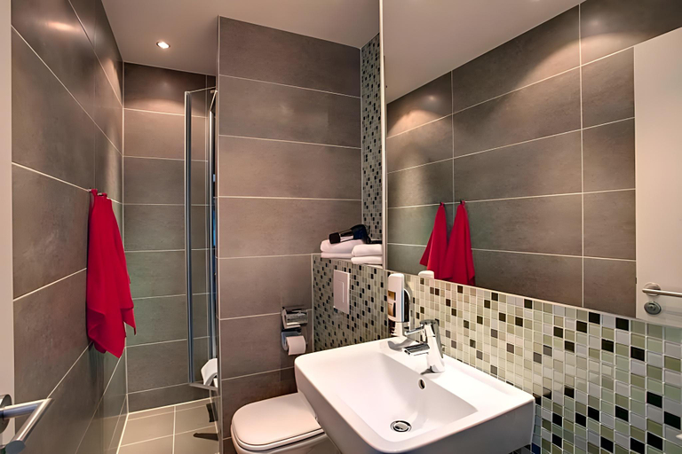 Bathroom 4, MEININGER Hotel Berlin Mitte, Berlin