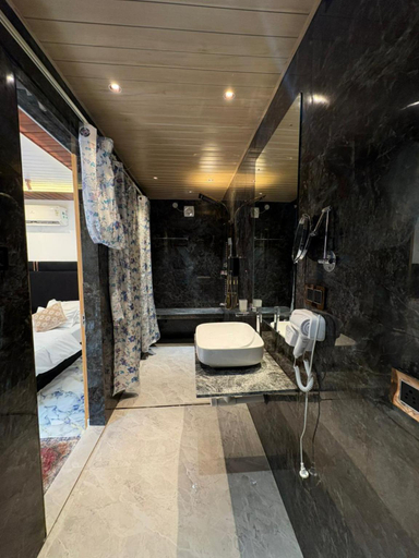 Bathroom 3, The Charming Nights, South Goa