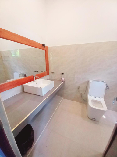 Bathroom 2, Mount Edge Villa, Habaraduwa