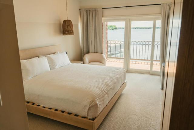 Bedroom 4, The Shoreline Hotel, Hennepin