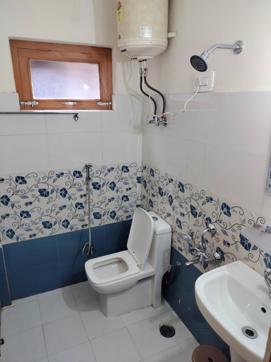 Bathroom 1, Night in Pardise Hotel Manali, Kullu