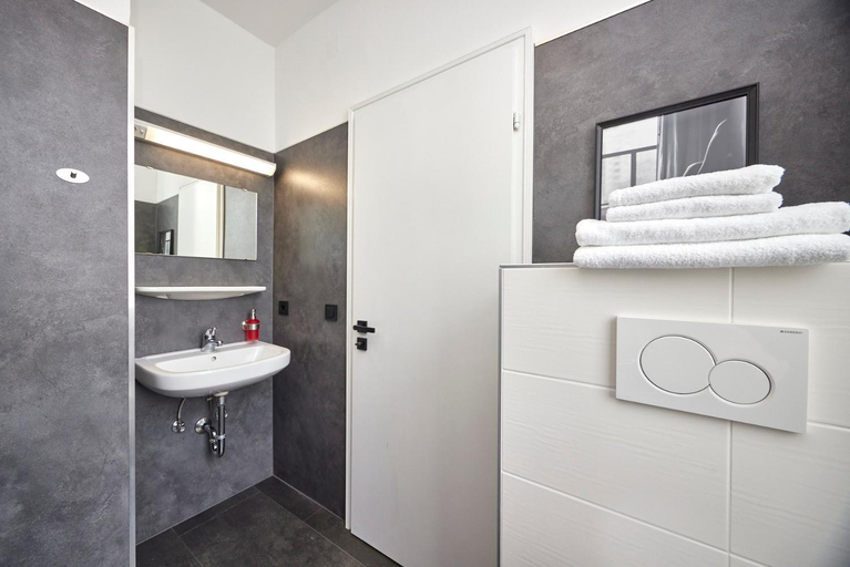 Bathroom 3, Hoffmanns Weinstube, Bernkastel-Wittlich