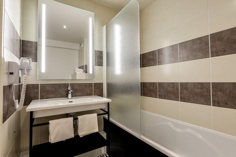 Bathroom, Brit Hotel Du Stade Rennes Ouest, Ille-et-Vilaine
