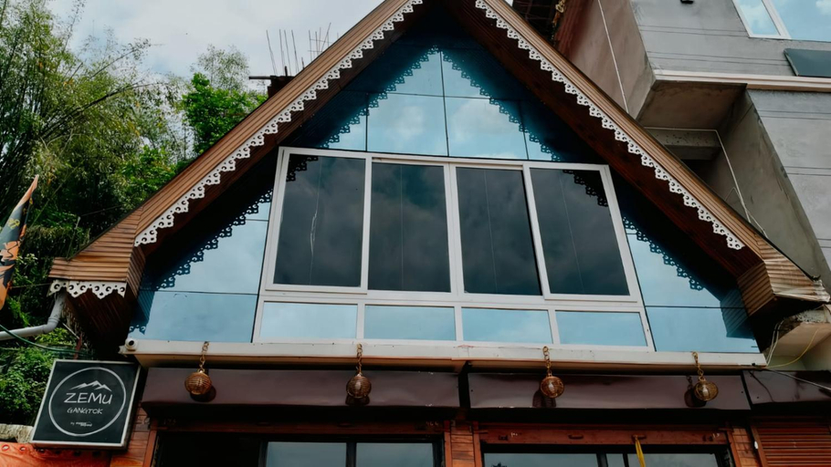 Exterior & Views