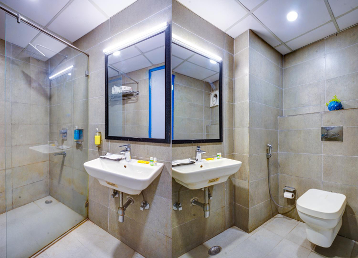 Bathroom 3, Hotel Aerostar Grand, Delhi