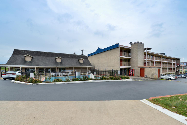 Exterior & Views, Rodeway Inn, Pulaski