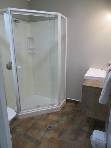 Bathroom 4, Commodore Court Motel, Marlborough