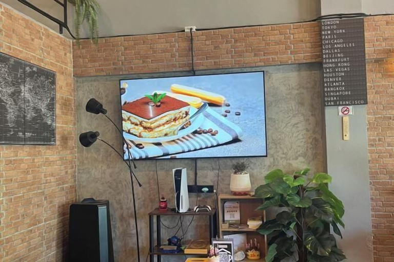 Interior 2, Friends Station Hostel & Cafe, Pattaya