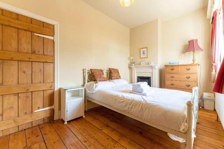 Others 4, Beautiful Cottage for 8 people - Free Parking, Staffordshire