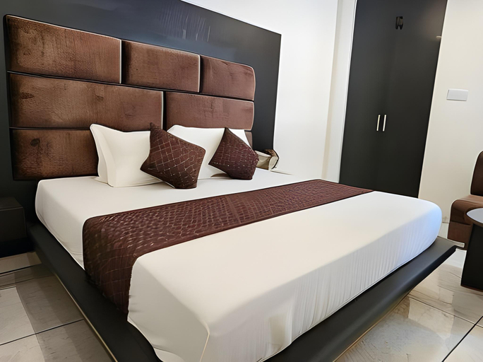 Bedroom, Hotel The Vaishvik, Reasi