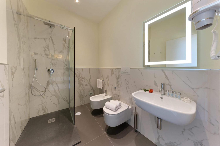 Bathroom 3, Palazzo Abagnale l, Napoli