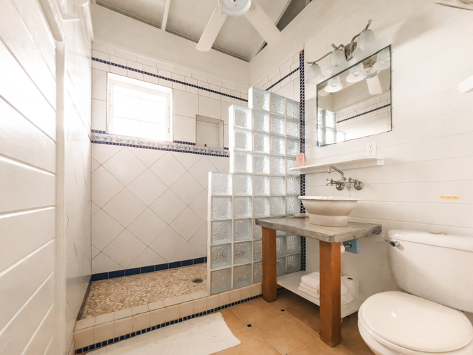 Bathroom, Cayo Loco 1 Bedroom Home