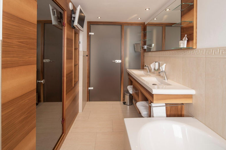 Bathroom 5, Superior Hotel Post Ischgl, Landeck