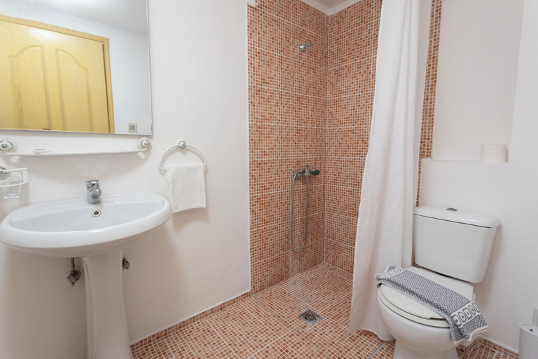 Bathroom 5, Ammon Garden Hotel, Central Macedonia