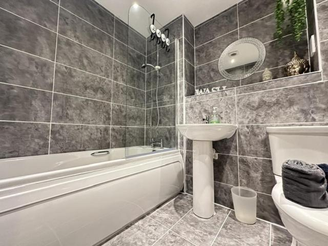 Bathroom 3, Grand Central Apartments, Centro, Derby