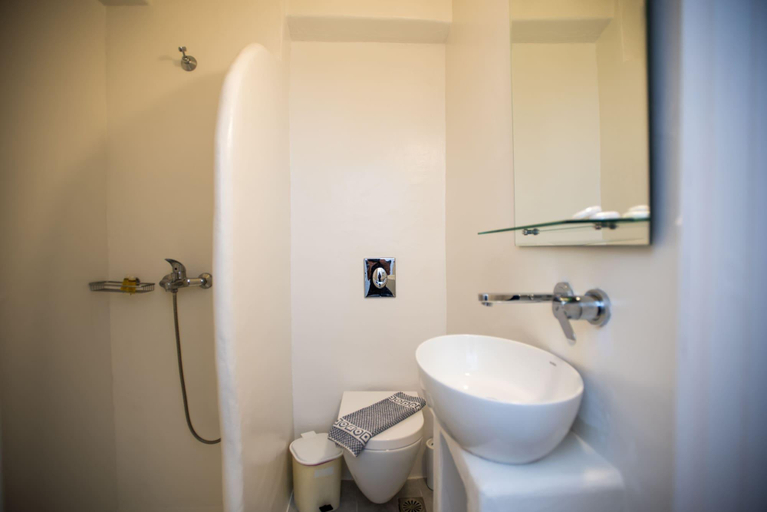 Bathroom 4, Lirous Studios, South Aegean