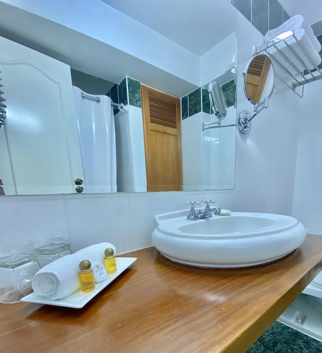 Bathroom 5, Faraona Grand Hotel, Lima