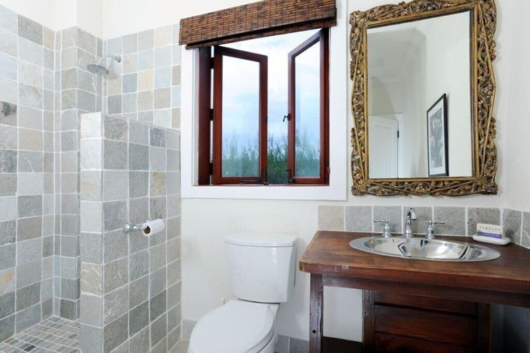 Bathroom 5, Alfred House & Cottage 6 Bedroom Home