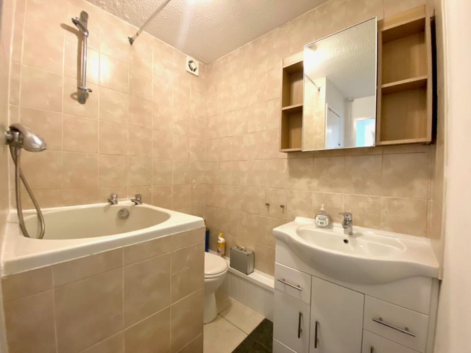Bathroom, Lovely Apt in City Centre Leeds, Leeds