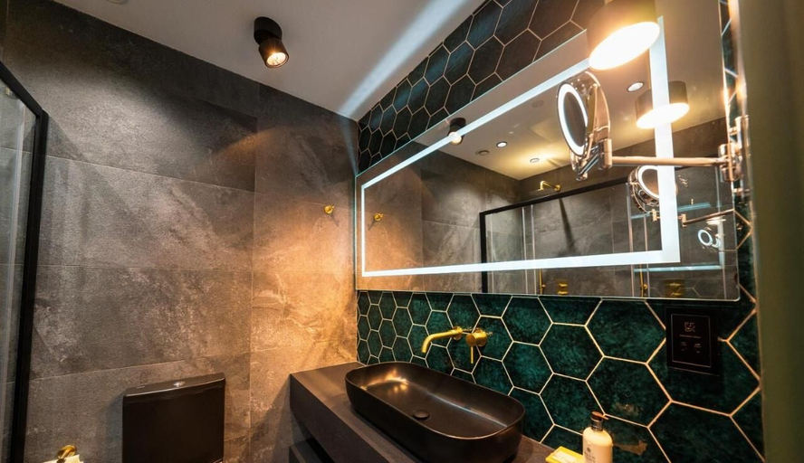 Bathroom 4, Avalon Boutique