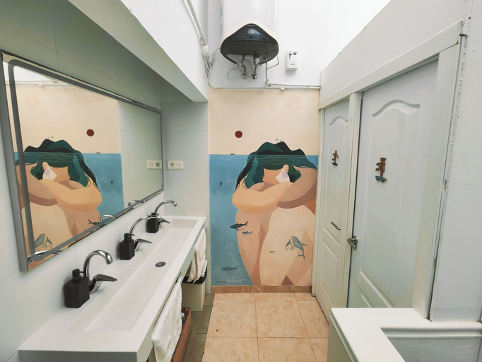 Bathroom 4, La Ventana Azul Surf Hostel, Las Palmas