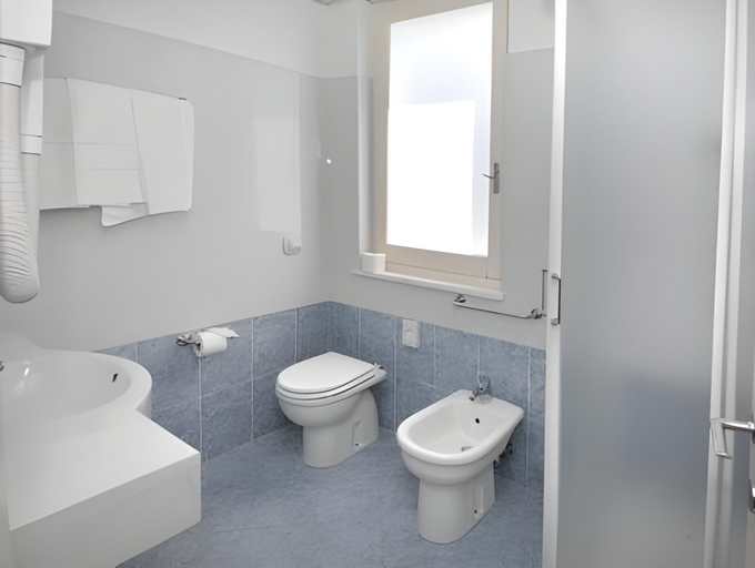 Bathroom 4, Hotel Mediterraneo, Genova