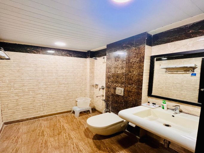 Bathroom 4, Gold Inn karol bagh Delhi, Delhi
