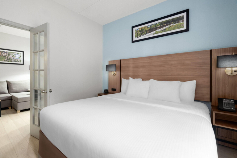Bedroom 3, La Quinta Inn & Suites by Wyndham Raleigh Cary, Wake