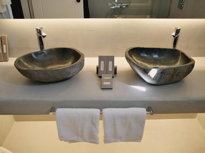 Bathroom 4, Ilio Maris, South Aegean