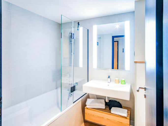 Bathroom 4, ibis Styles Albertville, Savoie