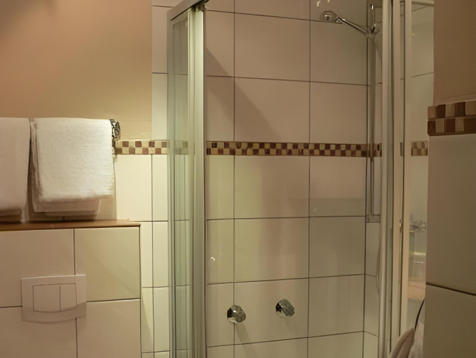 Bathroom 3, Stadt-Gut-Hotel Zum Rathaus, Oberhausen