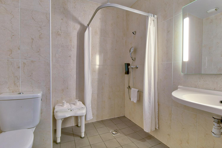Bathroom 4, B&B HOTEL Bayonne Tarnos, Landes