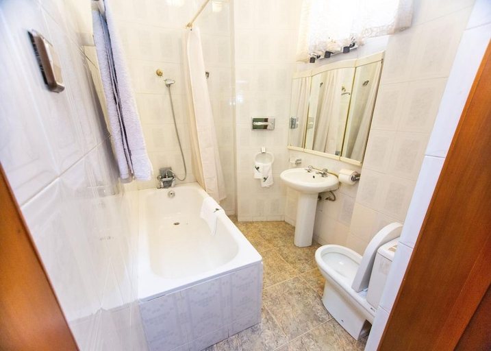 Bathroom 3, Sam's Cottage Hotel, Accra