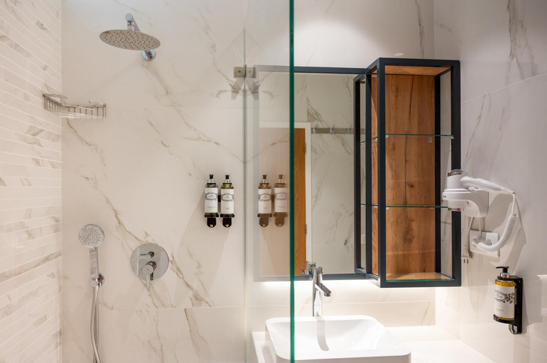 Bathroom 5, Vila Luz, Lagos