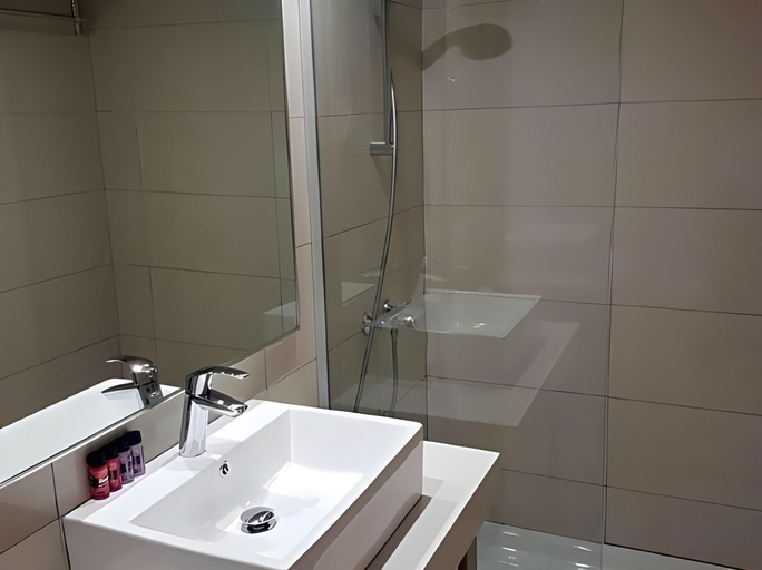 Bathroom 4, Nicholas Color Hotel