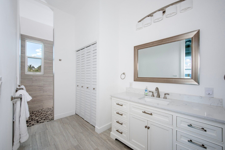 Bathroom 4, Pink Sands Point Main House 4 Bedroom Home