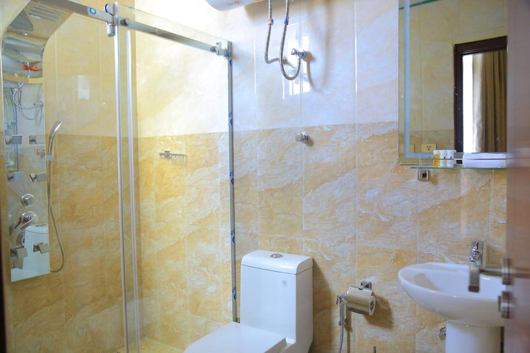 Bathroom 3, Black Horse Hotel, Addis Abeba