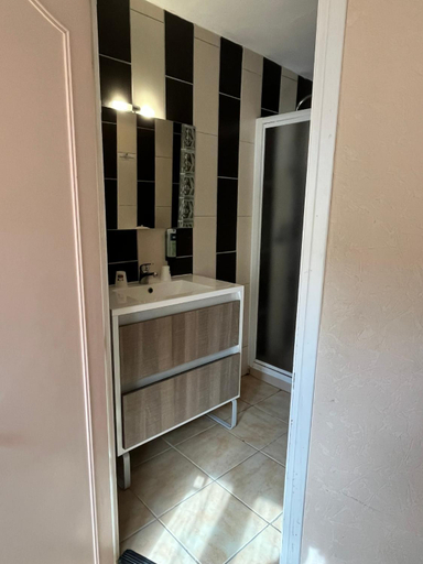 Bathroom 3, Hotel Restaurant Les Arcades, Aude