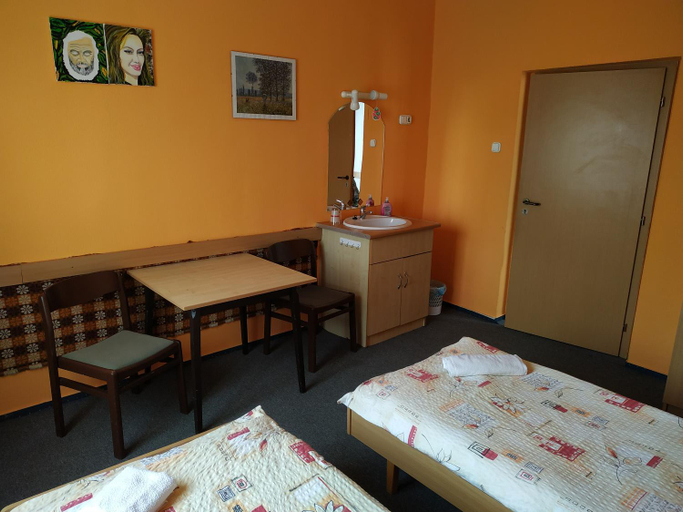 Bedroom 3, Hotel Beke Sziget Komlo, Komlói