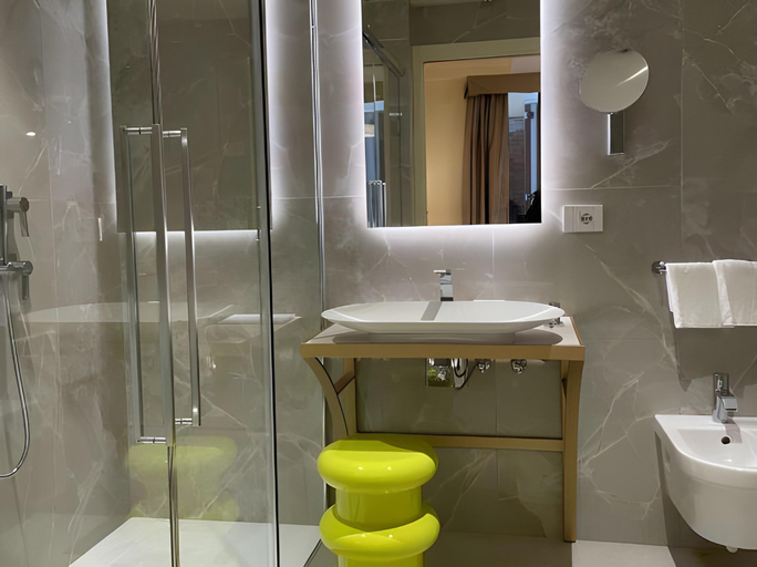 Bathroom 5, Palazzo Keller, Venezia