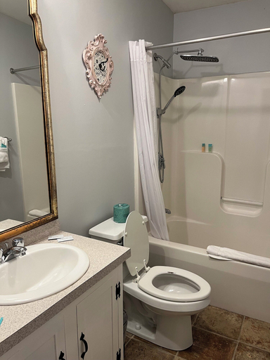 Bathroom 4, Old Orchard Beach Inn, York