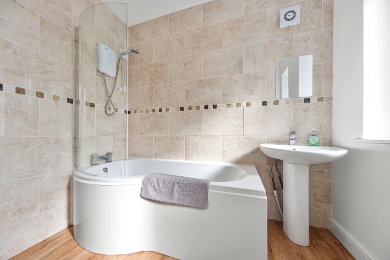 Bathroom 2, Exclusive home for contractors and families, Bradford