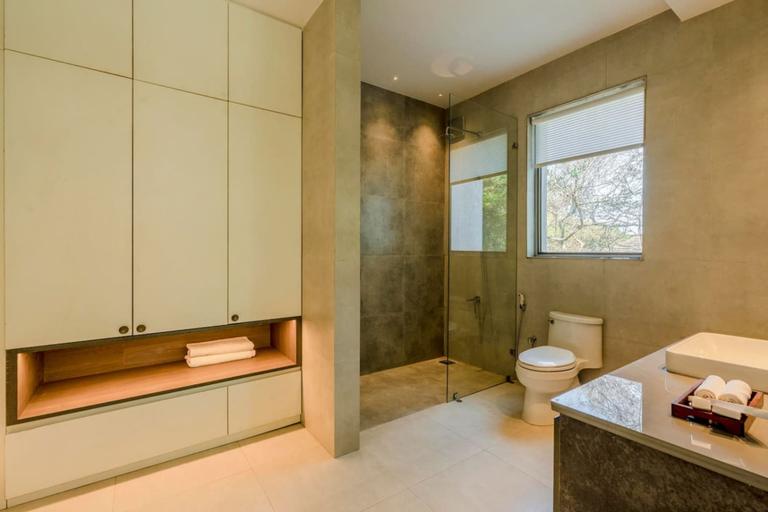 Room 4, Lux 4bhk w Elevated Pool 3km to Beach Lazy Duck, North Goa