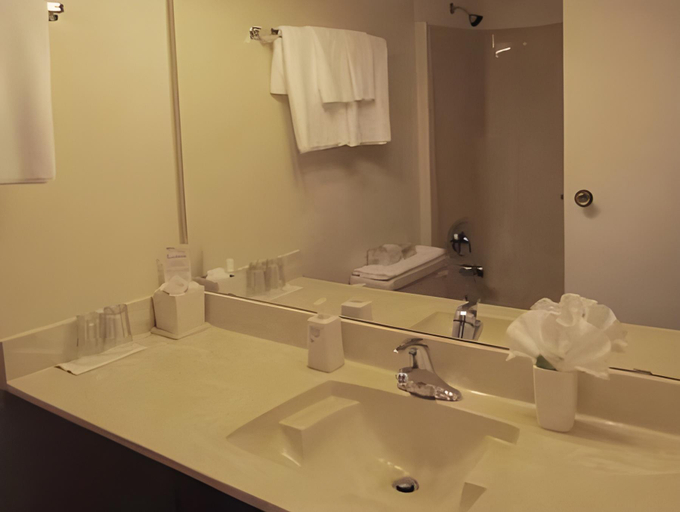 Bathroom 3, Heron's Landing Hotel, Comox-Strathcona