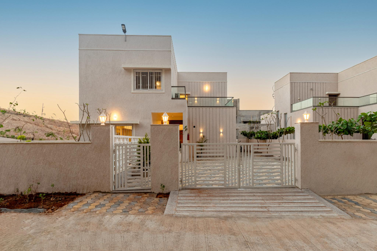 Exterior & Views