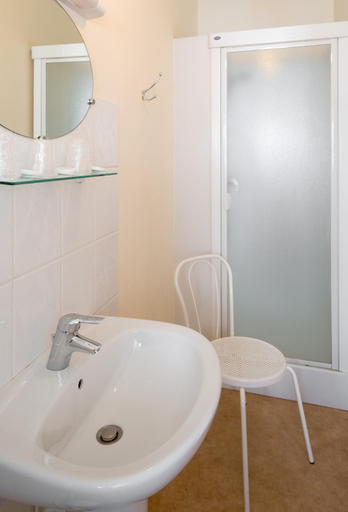 Bathroom 3, Hotel de France, Allier