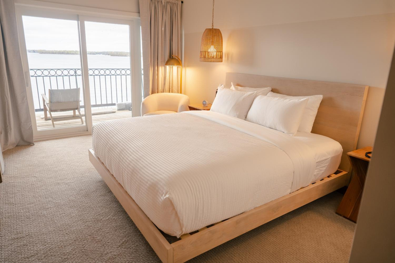 Bedroom 3, The Shoreline Hotel, Hennepin