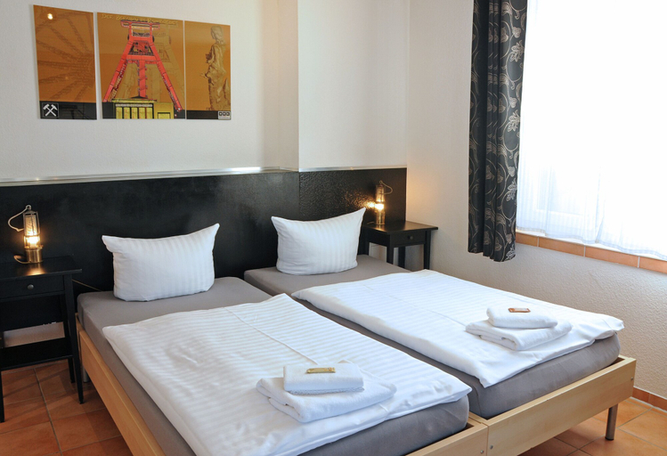 Bedroom 4, Pension Bella Vista, Bochum